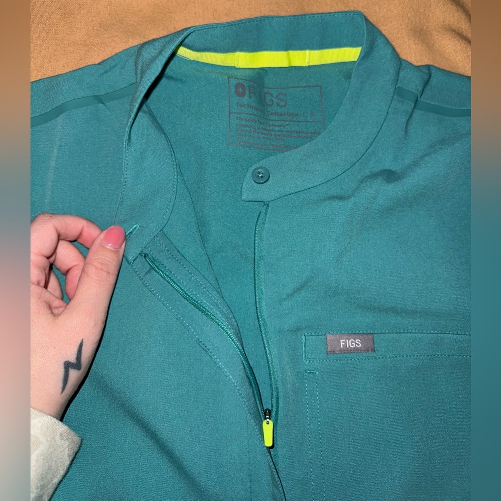 FIGS Women's Cactus Montex - Mock
Neck Scrub Top
S - Cactus - Regular - Picture 3 of 4